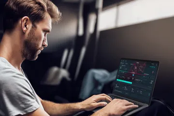 A professional dealer in a tuxedo greeting players at the roulette table, symbolizing the authentic live casino feel at BDT88.